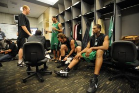 爱游戏网页赛后武汉三镇备战NBA常规赛；更衣室发声细节曝光；管理层满意；年轻球员得到机会的简单介绍